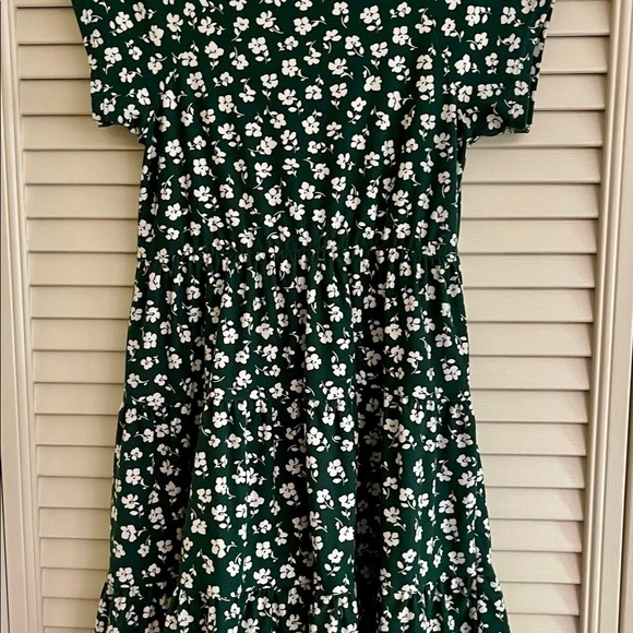 GIRLS GREEN PRINT DRESS. NEW. NEVER WORN. SIZE S(3-5). ELASTIC WAIST. - Picture 2 of 2